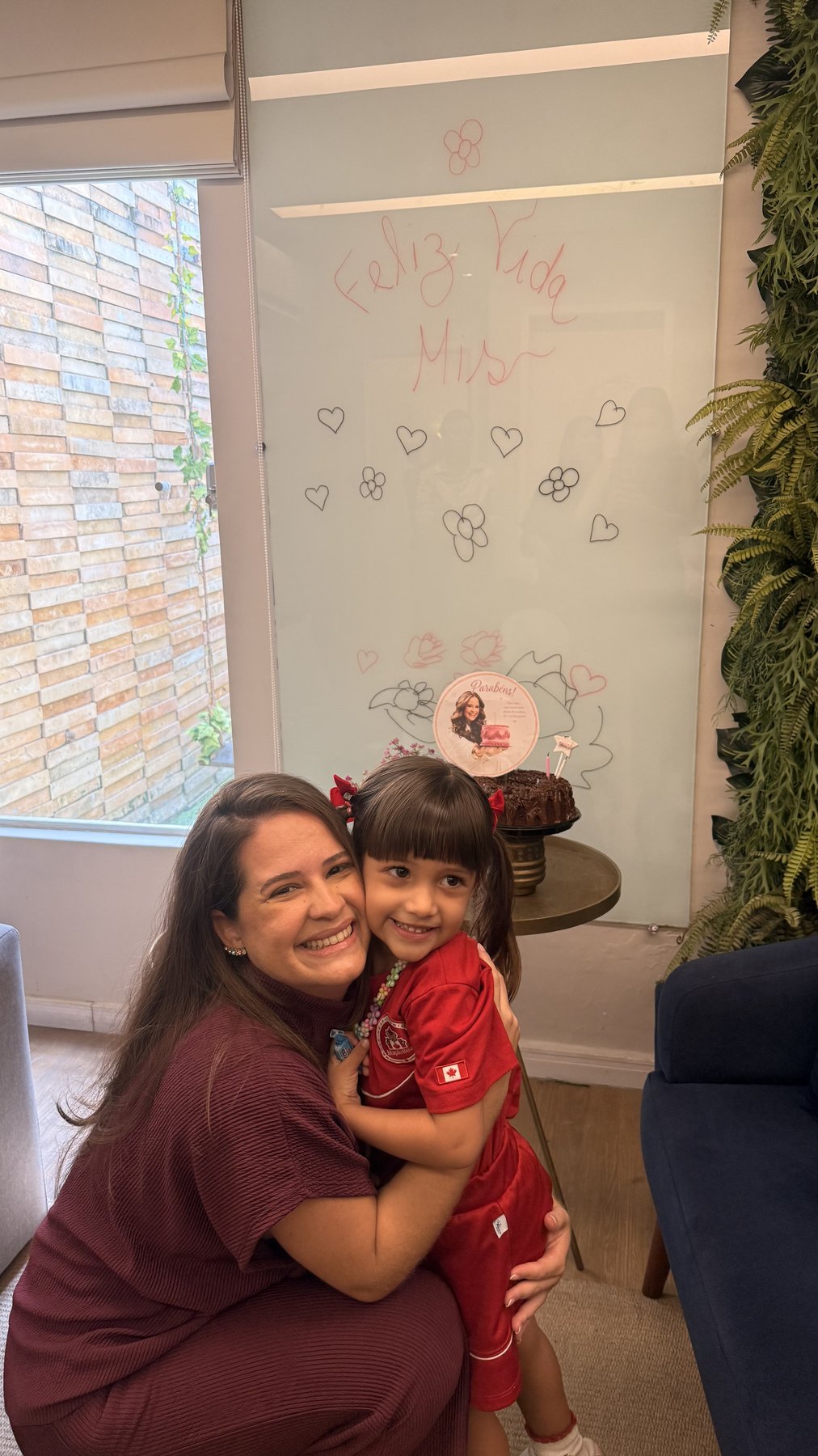 Mãe e filha abraçadas em um dos ambientes da Psicologia em Destaque